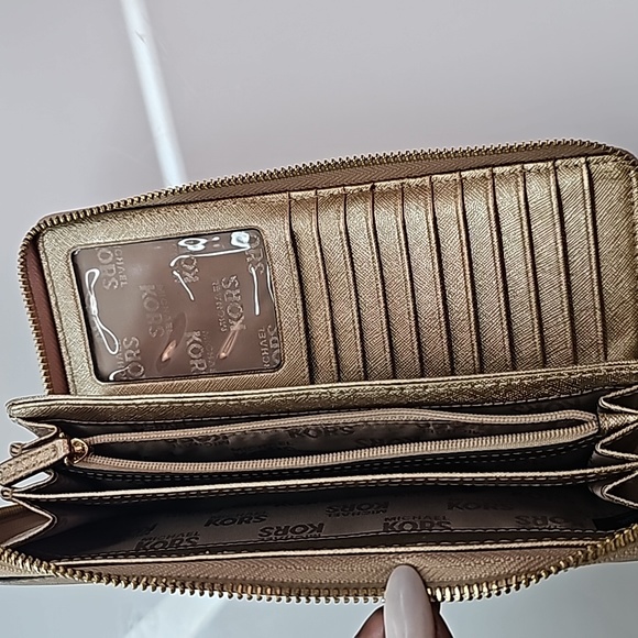 Michael Kors Wallet - Picture 4 of 6